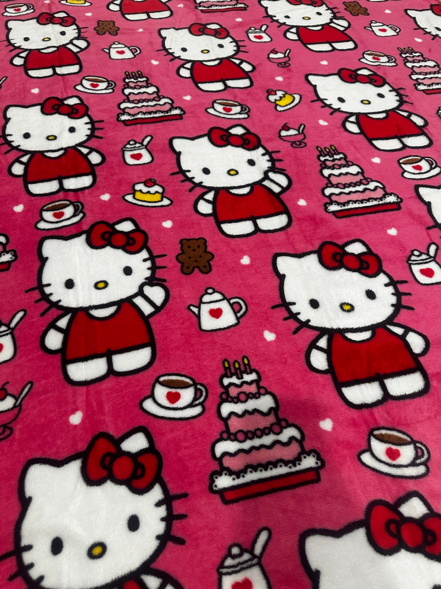 Hello Kitty Soft Fleece Kids 50"x70" Throw Blanket "Kitty Cake"